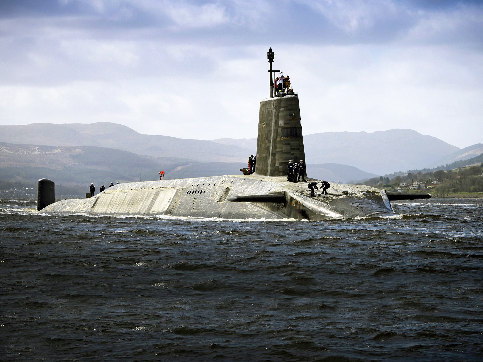 Royal Navy nuclear submarine ‘sinks to dangerous depths after gauge